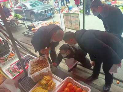 松桃县市场监管局“三强化”抓好进口冷链食品及进口水果监管 保障食用农产品批发环节安全